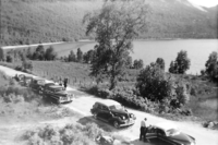 Bilkortesjen til Kong Olav V har pause på Fjelltun, på Nord-Norgesferden 1959
