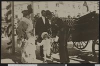 315. Kongeparet på ukjent sted - no-nb digifoto 20160222 00058 bldsa PK14329.jpg