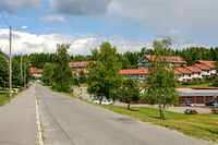 På Ødegården er Kongeveien omgitt av rekkehus og blokker. Foto: Leif-Harald Ruud (2008)