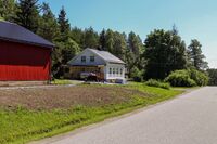 Det idylliske småbruket Korsveien ligger langs den delen av Kongeveien som ble stengt for gjennomkjøring på grunn av golfbanen på Greverud. Foto: Leif-Harald Ruud (2020)
