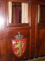 Kongevogn med riksvåpenet som har en liten, oppvoksende løve på kongekronen.