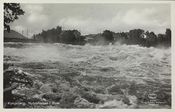 Kongsberg. Nybrufossen i flom. Foto: Nasjonalbiblioteket