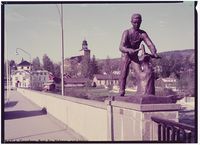 Skulpturer på Nybrua i Kongsberg (1956-57). Foto: Ukjent/Nasjonalbiblioteket