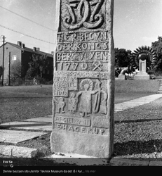 Minnestøtte for Norges første kongevei: Kongsbergveien. Støtten sto i noen år foran Teknisk Museum i Fyrstikkalleen på Etterstad.]]