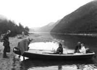 Gruppe frå Norsk Folkemuseum ved Bossvatn i 1965. Foto: Unni Fürst
