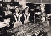 Strømmen Konditori 1957. Blide damer bak disken.