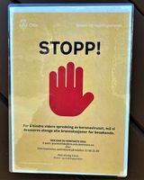 Plakat på døra til Sagene brannstasjon som forteller at den er stengt for besøkende, i likhet med alle andre brannstasjoner i kommunen, pga. korona-pandemien i 2020. Foto: Elin Olsen (2020)