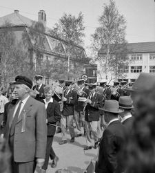 Strømmen Ungdomskorps i 17. maitoget 1960 på Sagdalen skole. Lærer Olav Hoftun til venstre.