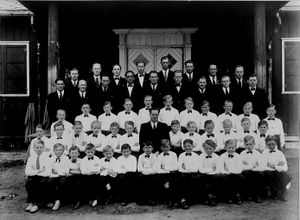 Korsangere ved kinobrakka 1946.jpg