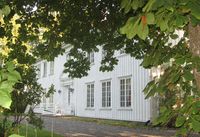 Kråkstad prestegård ligger nær Kråkstad kirke. Foto: Stig Rune Pedersen