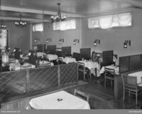 Lokalet sett mot sør, inngangen i øvre venstre bildekant, vinduene oppe ved taket er ut mot fortauet langs Uranienborgveien. Foto: Leif Ørnelund/Oslo Museum (1955).