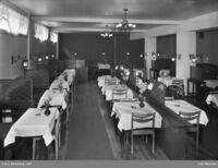 Lokalet sett mot nord, vinduene oppe ved taket er ut mot fortauet langs Uranienborgveien. Foto: Leif Ørnelund/Oslo Museum (1955).