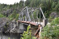 På siden av brua ligger en rest av kommunens gamle vannledning. Foto: Roy Olsen (2023).