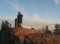 Kragstøtten, reist til minne om veidirektør Hans Hagerup Krag som var sentral i utbygginga av Holmenkollen. Foto: Stig Rune Pedersen (2008).
