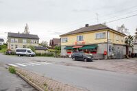 Funksjonalistisk forretningsgård ved Kråkstad stasjon. Foto: Leif-Harald Ruud (2015)