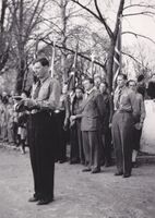 Kretsleder Harald Løvdokken holder tale utenfor Haug kirke. Foto: Rolf Korvald