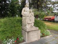 Krigsminnesmerket på Kongsberg kirkegård, utført av Finn Eriksen (1951). Foto: Stig Rune Pedersen