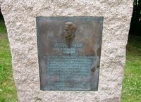 Minnesmerket over Kristian Aubert ved veien som bærer hans navn, ble reist i 1995. Foto: Stig Rune Pedersen (2014).