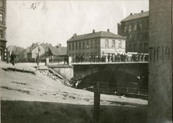 Brua på en søndag i 1911. Foto: Ukjent / Riksantikvaren (1911).