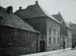 Garmanngården fra Rådhusgata. Foto: Ukjent / Riksantikvaren (1908).