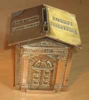 Gammel sparebøsse i messing. Foto: Steinar Meen (2013)