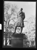 Wergeland-statuen i Kristiansand er utført av Gustav Vigeland. Foto fra 1952, Nasjonalbiblioteket.