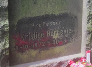 Kristine Bonnevie gravminne 2.jpg