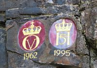 Detalj fra Kronene i Håvet, monogrammene til kong Olav V fra hans besøk i 1962, og kong Harald V, fra hans besøk i 1995. Foto: Stig Rune Pedersen