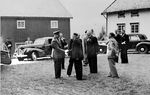 Kronprins Olav med følge besøkte Hustad gård på Sandvollan. Ordfører Oluf B. Meistad hilser på kronprinsen. Foto: Ukjent/Privat (1946).
