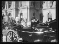 Kronprinsparet utafor Østbanestasjonen i Oslo, fotografert i forbindelse med bryllupet i 1929.}}