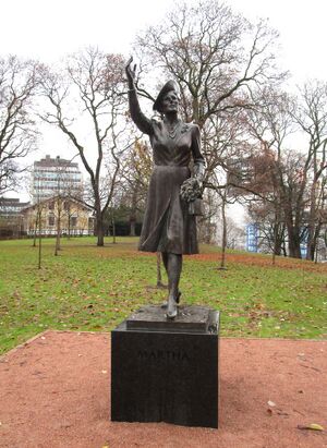 Kronprinsesse Märtha statue Slottsparken.jpg