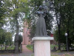 Dyre Vaas statue av kronprinsesse Märtha (1901-54) utenfor Asker kirke. Foto: Stig Rune Pedersen