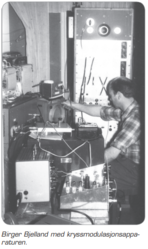 Birger Bjelland med kryssmodulasjonsapparaturen.