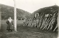 Telefonistinne Marit Sofie Olsen ved telefonsentralen i Kunes 1909. Riksantikvaren/Foto Hanna Marie Resvoll-Holmsen.