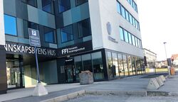 Entrébygningen inn til Kunnskapsbyens hus og FFI. Foto 2021 Steinar Bunæs.