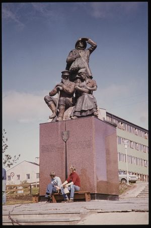 Kvenmonumentet-innvandrermonumentet i Vadsø.jpg