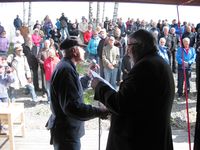 Steinar Bunæs gir ordet til ordfører Ole Jacob Flæten i kverndøren. Foto: Torben Pettersen.