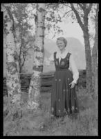 230. Kvinne i folkedrakt - no-nb digifoto 20151116 00175 NB MIT FNR 13006A.jpg