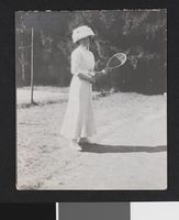 168. Kvinne med tennisracket i Dortmund - no-nb digifoto 20160421 00168 bldsa EYDE 5 03 011.jpg