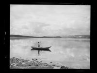 387. Kvinne som fisker i fjellvann - no-nb digifoto 20160506 00116 NB MIT FNR 12522.jpg