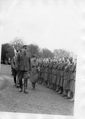 Kvinnehirden inspiseres 1944.jpg