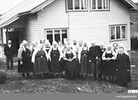 Bilete 7: Anne engasjerte seg mellom anna i misjon. Her frå eit møte i Kvisla kvinneforening, som var knytta til Det norske misjonsselskap. Anne står lengst bak, som nummer fem frå høgre. Ukjent fotograf/Hol bygdearkiv, 1950.