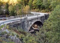Dalanvegen med Bjørnflatin steinkvelvbru over Dalaåi. Foto: Roy Olsen (2021).