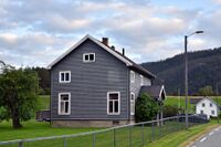 Fjågesundvegen 1273, Fjågesund tidlegare skule. Oppført i 1911 som lafta tømmerhus i 1½ etasje. Påbygd i 1946 og 1997. Nedlagd 1. januar 2010. Foto: Roy Olsen (2021).