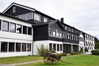 Nr. 4, Morgedal hotell vart oppført i 1947 og opna 2. juli 1948. Foto: Roy Olsen (2021).