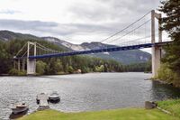 Kviteseidvegen med Spjotsodd bru (Spjotsoddbrui) frå 1963 sett frå Spjotsodd brygge. Foto: Roy Olsen (2021).