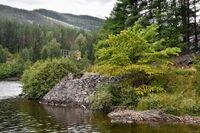 Spjotsoddvegen ved enden. Fundament/brukar etter gammal flytebru. Foto: Roy Olsen (2021).