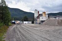 Spjotsoddvegen med Kviteseid betong sitt anlegg. Foto: Roy Olsen (2021).