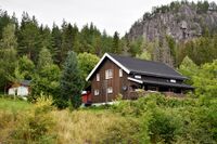 Spjotsoddvegen 115 «Uppstad». Tidligere Setflot skule. Foto: Roy Olsen (2021).