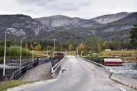 Kviteseid, Vråvegen med Storstraum sluse. Foto: Roy Olsen (2022).